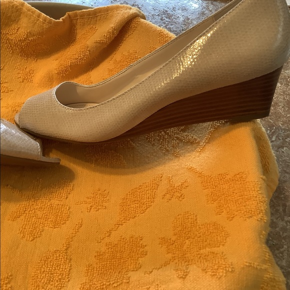 CALVIN KLEIN 2” HEEL PUMP - Picture 3 of 6